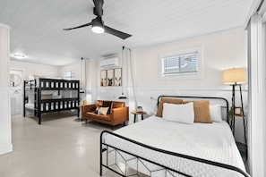 5 bedrooms, iron/ironing board, WiFi, bed sheets