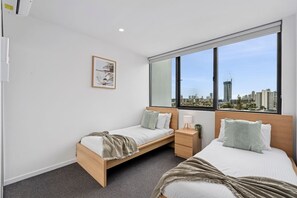 2 bedrooms, iron/ironing board, travel cot, WiFi - Skyline Serenity - Modern Escape + Stunning Views (Surfers Paradise)