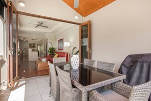 Dining - Norman St Townhouse - Central Broadwater Parklands (Southport)
