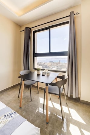 Habitació doble o amb dos llits individuals Deluxe, vistes a la muntanya | Escriptori i wifi gratuïta