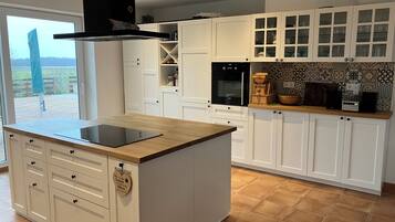 KjĂžleskap, ovn, kokeplater og oppvaskmaskin