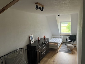 6 bedrooms, desk, iron/ironing board, travel crib