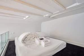 1 bedroom, laptop workspace, iron/ironing board, bed sheets - Lovely Studio-louvre & Palais Royal (Paris)
