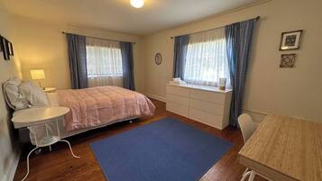 3 bedrooms, desk, iron/ironing board, free WiFi