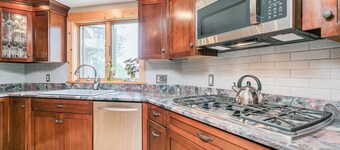 Sleeps 22 | Pond | Hot Tub | Yoga/Gym Studio