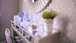 A vanity with a mirror, a potted plant, and decorative items. - 3BR Modern House, Garden, Parking, Sleeps 6, Wifi (Strabane)