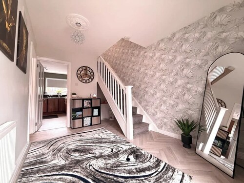 3BR Modern House, Garden, Parking, Sleeps 6, Wifi