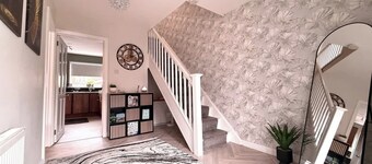 3BR Modern House, Garden, Parking, Sleeps 6, Wifi