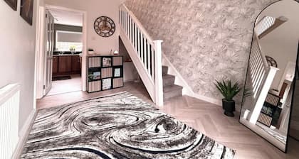 3BR Modern House, Garden, Parking, Sleeps 6, Wifi