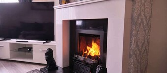 3BR Modern House, Garden, Parking, Sleeps 6, Wifi