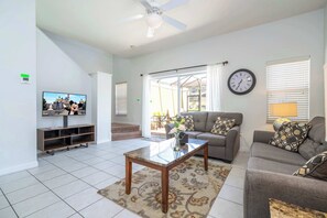 Fernseher, DVD-Player, Bücher, Stereoanlage