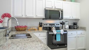 コーヒー / ティーメーカー、冷蔵庫、電子レンジ、オーブン