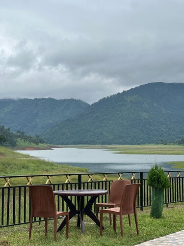 Serenity in the lake house among the Abode of Clouds! All are welcome!