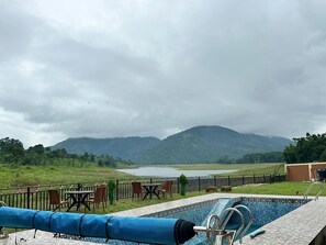 Outdoor dining - Serenity in the lake house among the Abode of Clouds! All are welcome! (Umniuh Khwan)