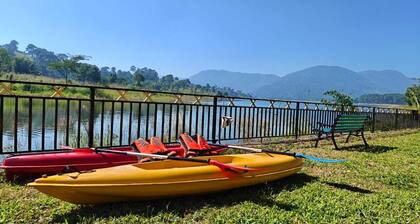 Serenity in the lake house among the Abode of Clouds! All are welcome!