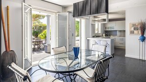 Une cuisine moderne avec des meubles blancs et un îlot central.