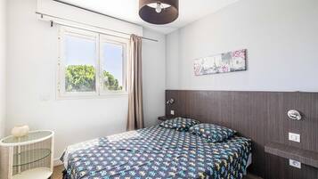 7 bedrooms, iron/ironing board, bed sheets