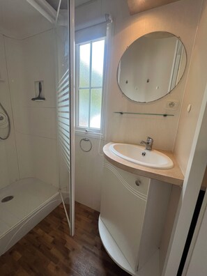 シャワー、トイレットペーパー