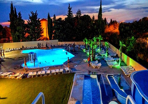 Mobil home climatisé tout confort avec terrasse – entre mer & Camargue