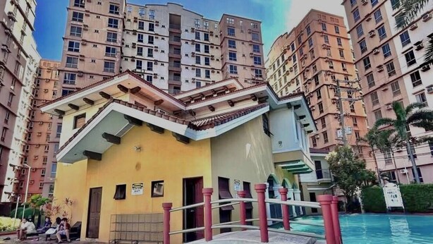 A residential building with a swimming pool in front. - Cozy Condo @ Paranaque near NAIA (Paranaque City)