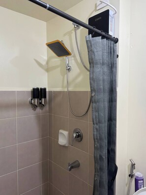 Dusche, Bidet, Handtücher, Seife