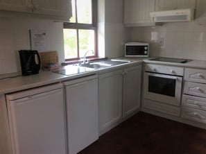 Fridge, cookware/dishes/utensils