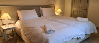 Ardnagashel Est No 8 - a two story that sleeps 6 guests in 3 bedrooms