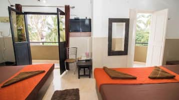 Hypo-allergenic bedding, desk, soundproofing, free WiFi