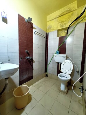 Double Room | Bathroom | Shower, free toiletries, towels, soap