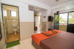 Hypo-allergenic bedding, desk, soundproofing, free WiFi - Hotel Travellers Inn Goa (Panaji)