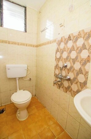 Dutxa, capçal de dutxa tipus cascada i articles de tocador gratuïts