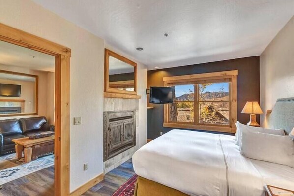1 bedroom, desk, WiFi, bed sheets