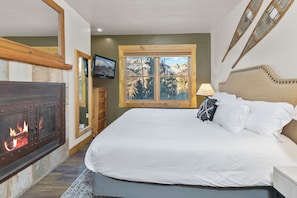 1 bedroom, desk, WiFi, bed sheets