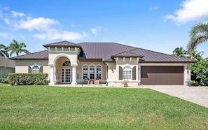 Exterior - A Sunset Paradise - Amazing Waterfront Vacation Villa (Cape Coral)