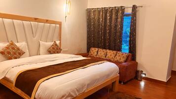 Superior-Zimmer, Gartenblick | Hochwertige Bettwaren, Betten mit Memory-Foam-Matratzen, Schreibtisch