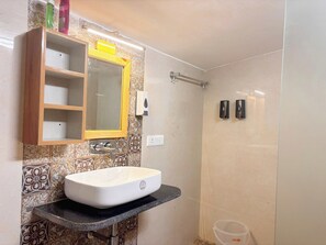 Superior Room, Garden View | Bathroom | Combined shower/tub, slippers, towels, soap