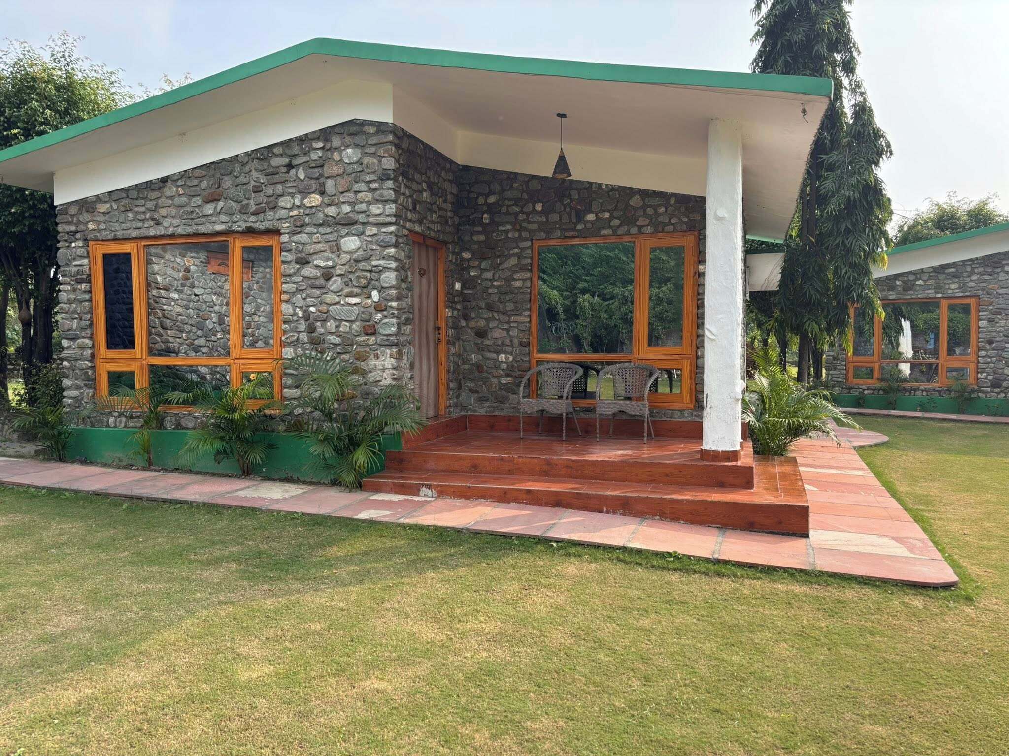 Lyxstuga - utsikt mot trädgården | Sängtillbehör av högsta kvalitet, memory foam-madrasser och skrivbord