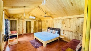Habitación superior, vista al jardín | Ropa de cama de alta calidad, camas con efecto memoria y escritorio 