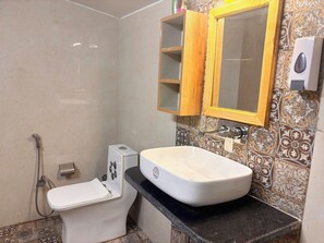 Casa de campo de lujo, vista al jardín | Baño | Tina con regadera, pantuflas, toallas, jabón 