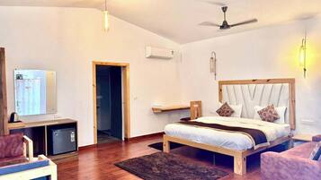 Luxe cottage, uitzicht op tuin | Luxe beddengoed, bedden met traagschuimmatras, een bureau, gratis wifi