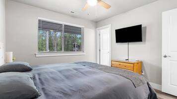 3 bedrooms, iron/ironing board, travel cot, free WiFi