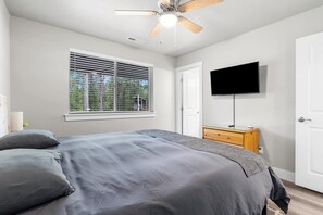 3 habitaciones, tabla de planchar con plancha y cuna de viaje 