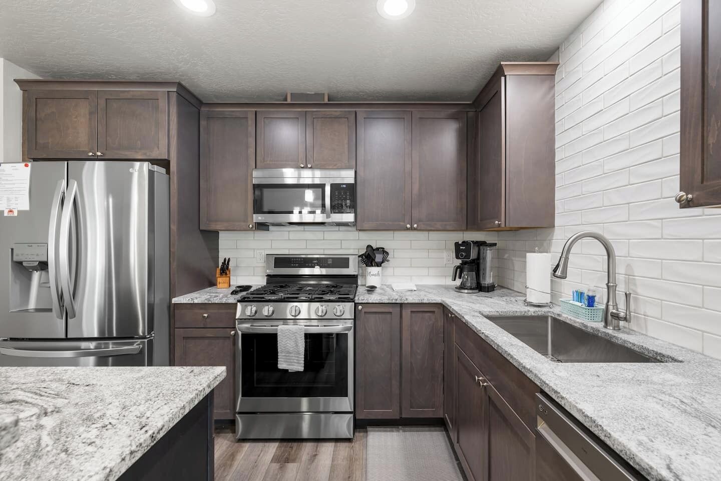 Refrigerador, microondas, horno y parrilla de estufa 