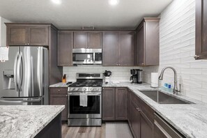 Fridge, microwave, oven, stovetop - Fire & Fun Cabin with firepit (Donnelly)