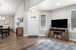 Interior - Fire & Fun Cabin with firepit (Donnelly)