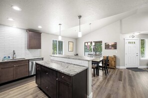 Fridge, microwave, oven, stovetop - Fire & Fun Cabin with firepit (Donnelly)