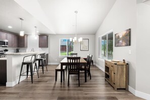 Dining - Fire & Fun Cabin with firepit (Donnelly)
