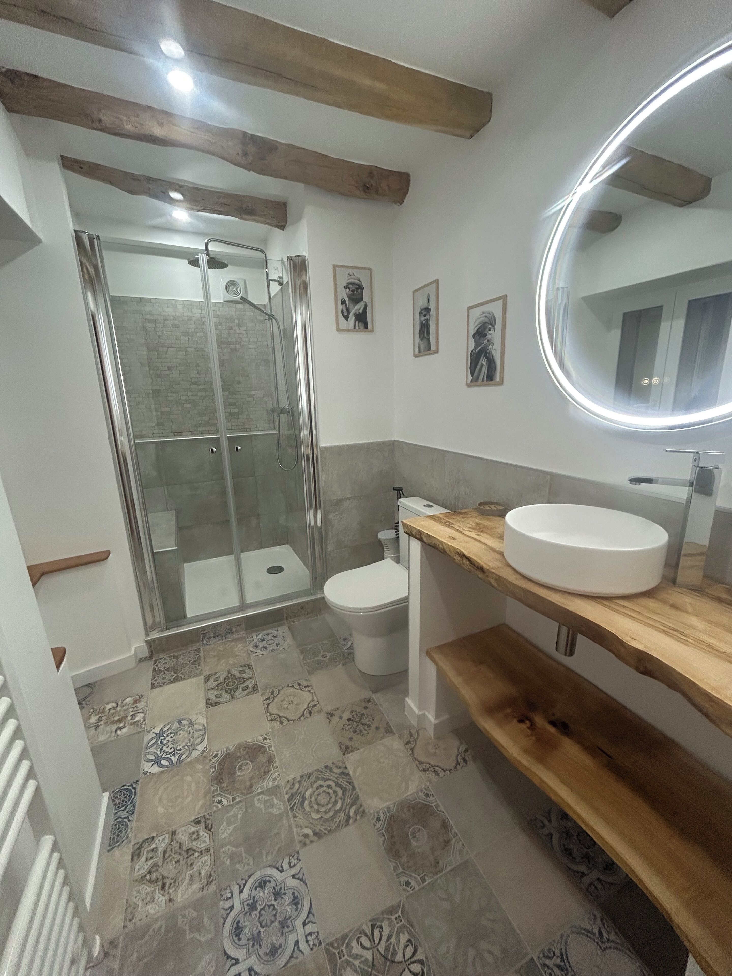 Dusche, Haartrockner, Handtücher, Toilettenpapier