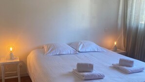 3 soverom, safe på rommet, strykejern/-brett og reiseseng for barn