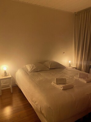 3 bedrooms, in-room safe, iron/ironing board, travel cot